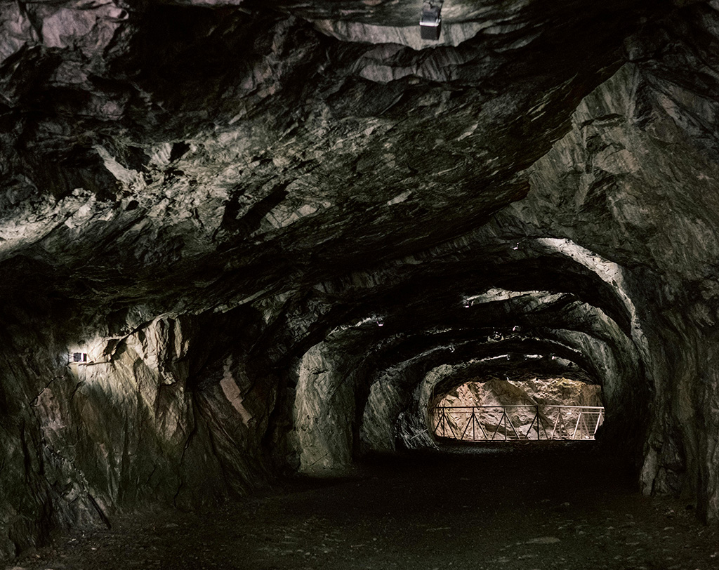 tunel minero oscuro